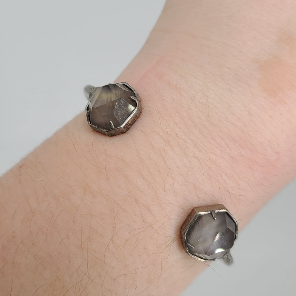 Kendra Scott Brinkley Bracelet with Gray Mother of Pearl - Picture 3 of 9